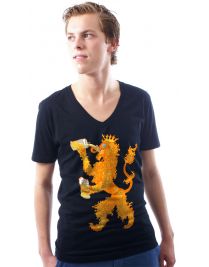 Koninginnedag shirt 103: Onze leeuw met bier voor mannen in het zwart met v hals
